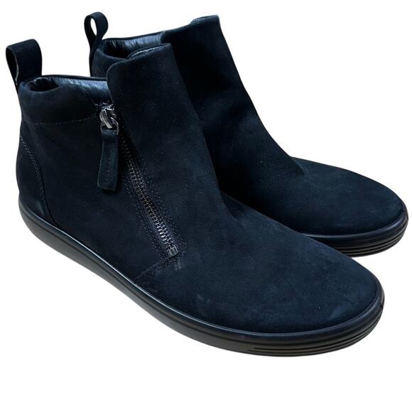 Ecco Women's Soft 7 Zip Bootie Black Suede Size 9.5 Floor Modal With Flaw - Picture 1 of 8